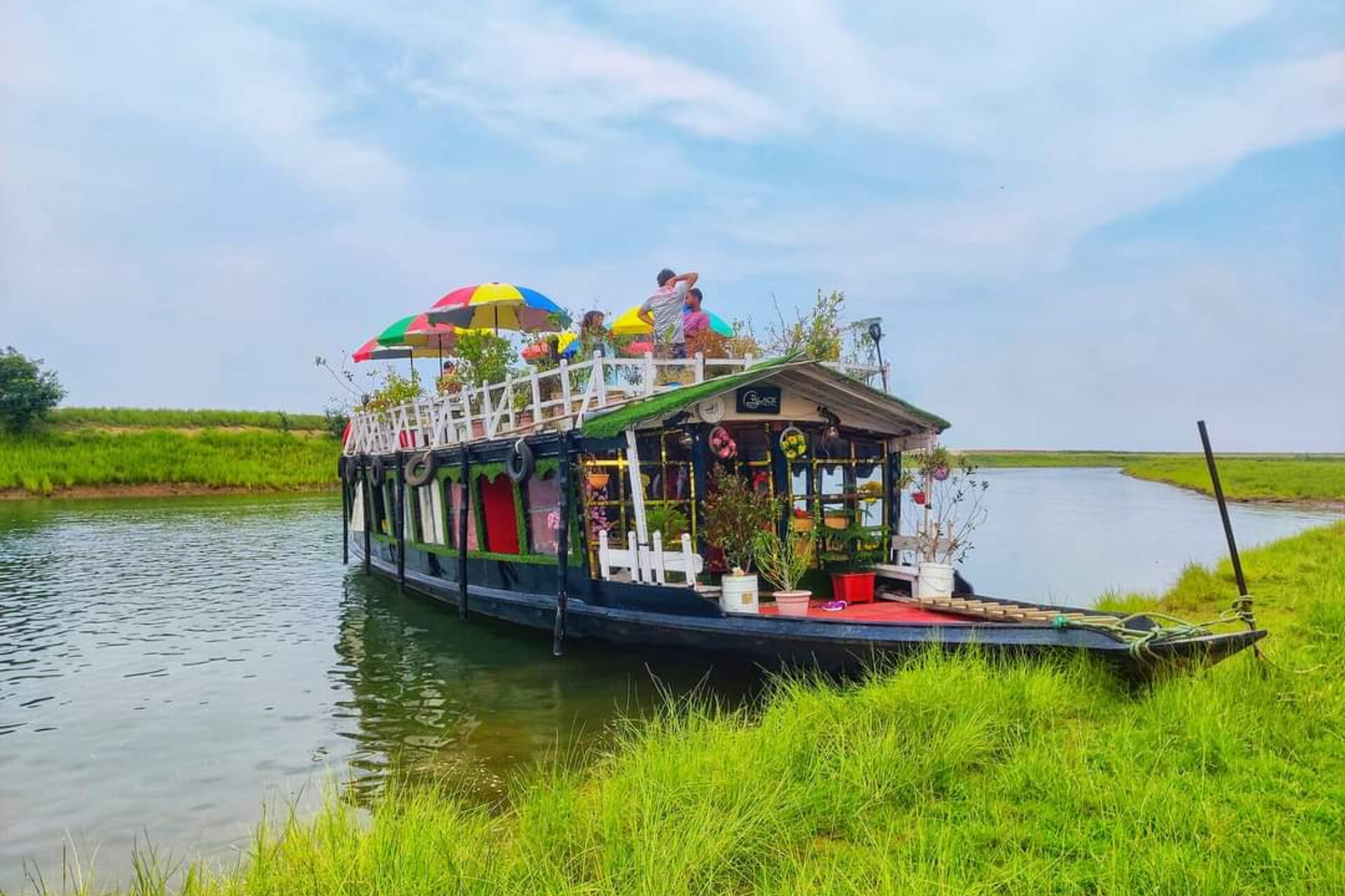 Black Pearl Premium Houseboat