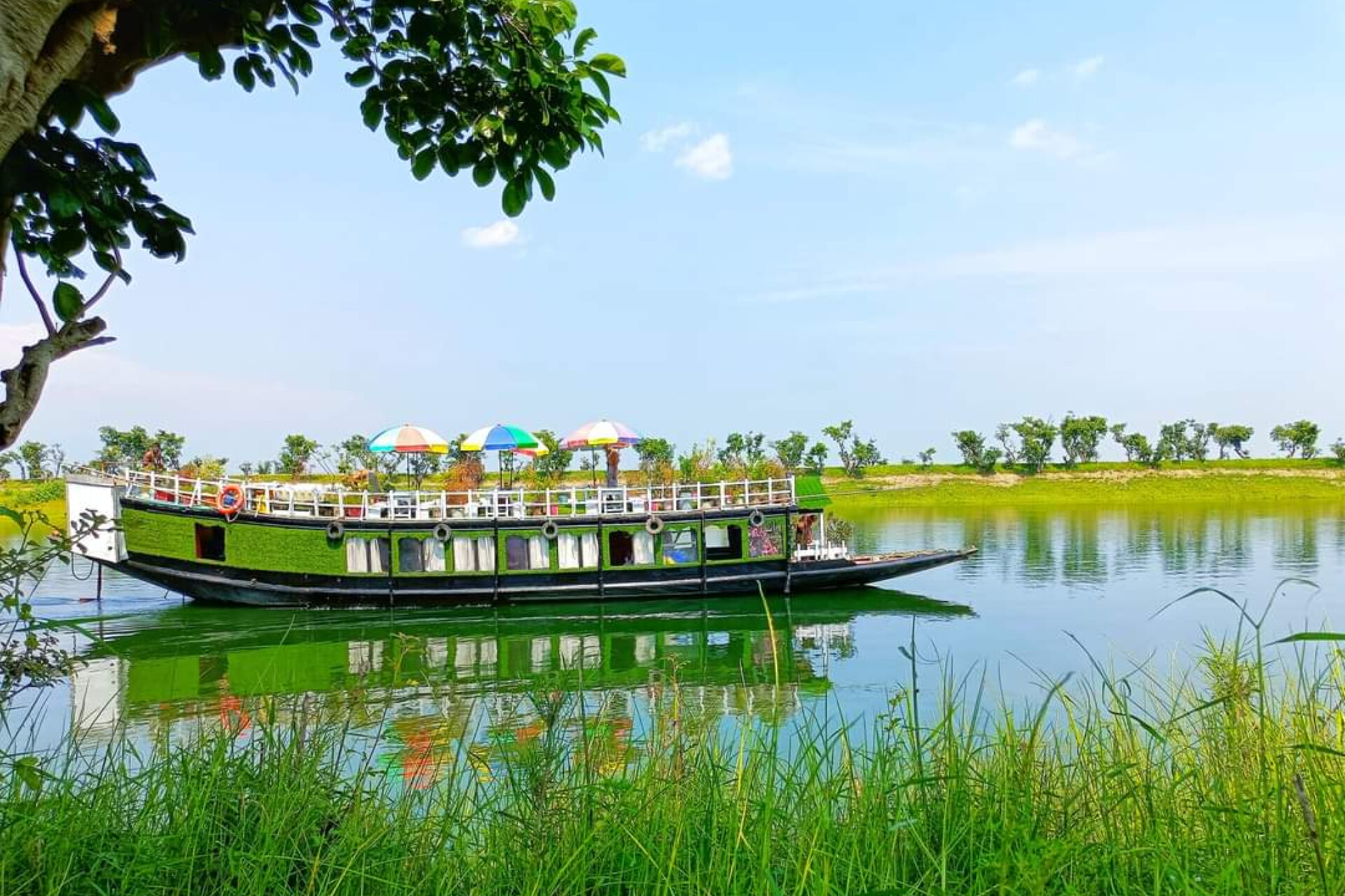 Black Pearl Premium Houseboat